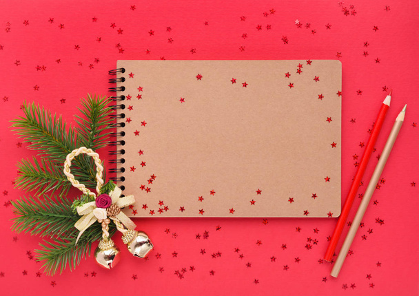 Karácsonyi vagy újévi üdvözlőlap. A jegyzetfüzet ceruzákkal és karácsonyi dekorációkkal - Fotó, kép
