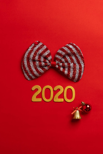 Καλά Χριστούγεννα, κόκκινα χριστουγεννιάτικα στολίδια και το νέο έτος 2020 - Φωτογραφία, εικόνα