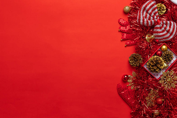 Καλά Χριστούγεννα, κόκκινα χριστουγεννιάτικα στολίδια και το νέο έτος 2020 - Φωτογραφία, εικόνα