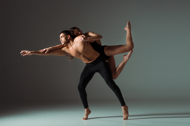 сексуальні танцюристи танцюють сучасний на темному фоні з копіювальним простором
  - Фото, зображення