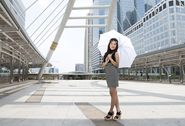 młody tajski kobieta z parasolem - Zdjęcie, obraz