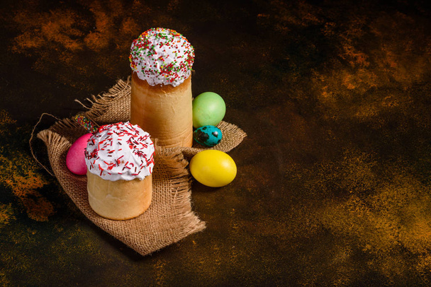 Easter cake and colorful eggs on a dark background - Foto, Imagen