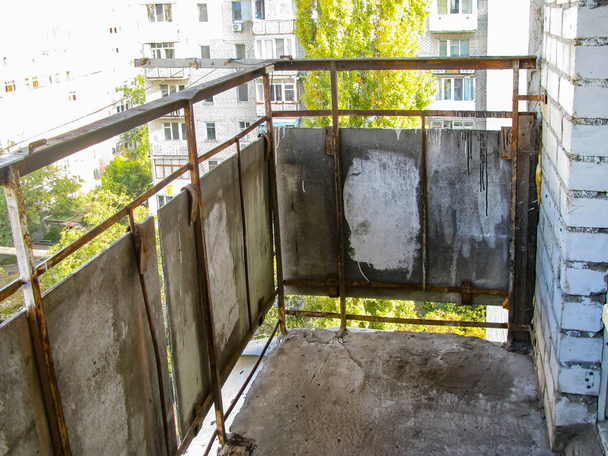 El viejo balcón en un edificio de varios pisos está limpio y preparado
 - Foto, imagen