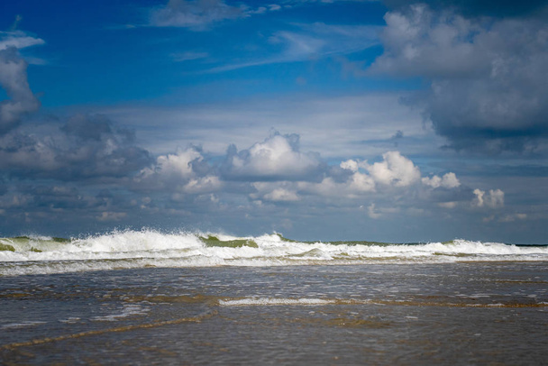 白い泡でオランダ沿岸の波を打ち砕く  - 写真・画像