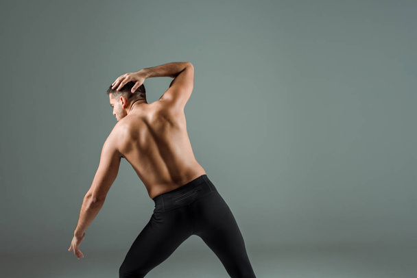 back view de dançarina em leggings pretos dança contemporânea isolada em cinza
  - Foto, Imagem