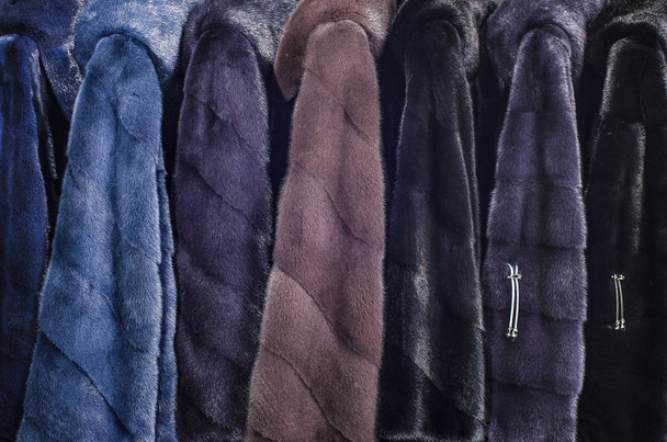 Sortiment norka dámské kožešinové pláště malované v různých barvách v podlaze obchodu - Fotografie, Obrázek