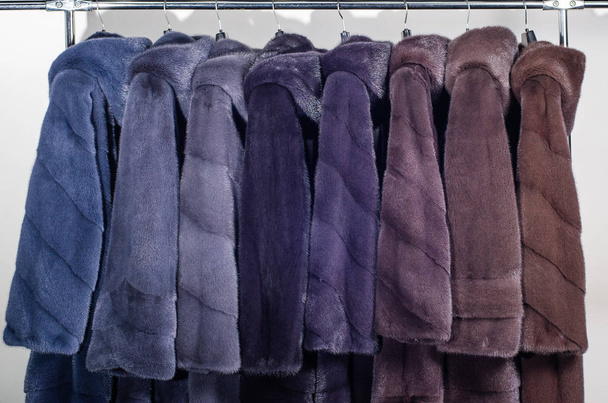 Gama de exposições de casacos de vison para produtos de peles de loja de catálogo
 - Foto, Imagem