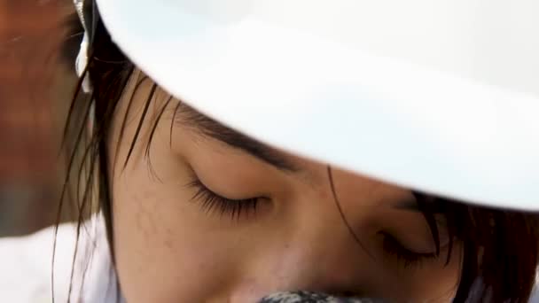 Trabajador azul leyendo carta y llorando. Primer plano de los ojos de las mujeres que trabajan en un entorno duro
 - Metraje, vídeo
