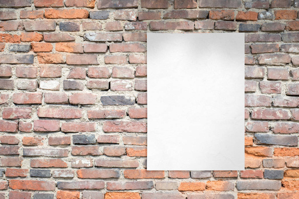 Plantilla de póster blanco en blanco en pared de ladrillo. Plantilla de publicidad limpia con espacio de copia al lado
 - Foto, Imagen