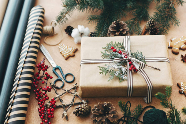 Стильна різдвяна подарункова коробка, обгортковий папір, дерев'яна олія
 - Фото, зображення