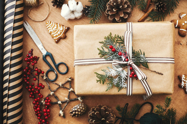 Christmas rustic flat lay. Stylish christmas gift box, wrapping  - Foto, imagen