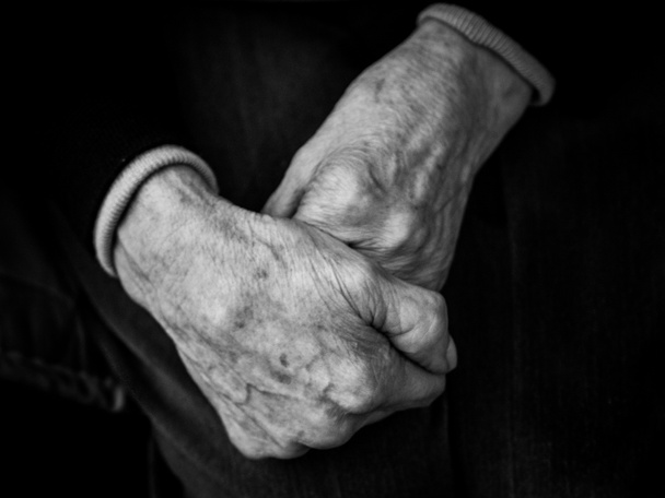 Передня частина рук старої жінки
 - Фото, зображення