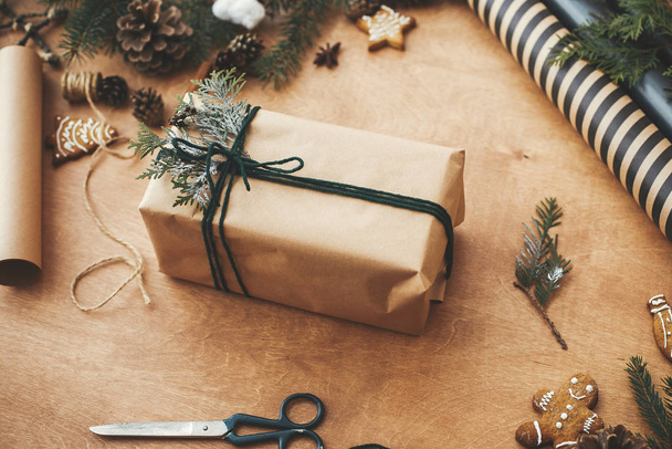 Elegante caja de regalos de Navidad rústica con rama de cedro en wo rural
 - Foto, Imagen