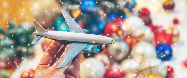 Gyönyörű karácsonyi háttér repülőgép. Utazási koncepció karácsonyra és újévre. Szelektív fókusz. - Fotó, kép
