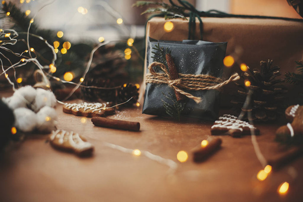 Elegante regalo di Natale rustico in carta da regalo nera con cinna
 - Foto, immagini