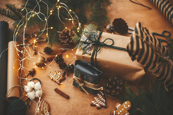 stilvolle rustikale Weihnachtsgeschenke mit Zedernzweigen und Zimt  - Foto, Bild