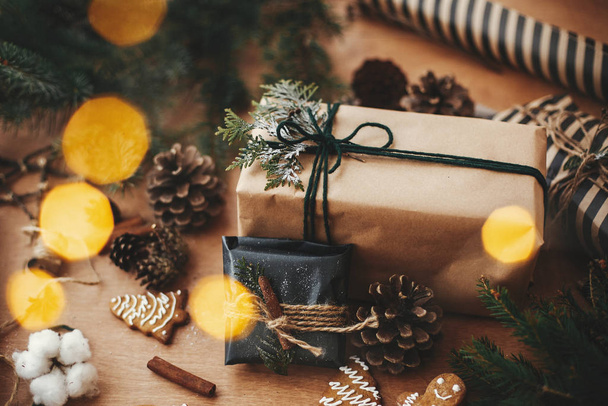 メリークリスマス杉の枝とスタイリッシュな素朴なクリスマスの贈り物 - 写真・画像