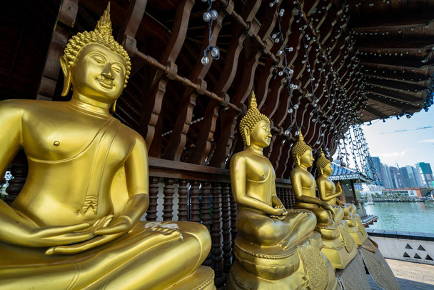 Χρυσά αγάλματα του Βούδα στο ναό Seema Malaka της Gangaramaya Budd - Φωτογραφία, εικόνα