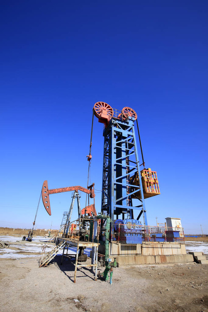 Scena pola naftowego - Zdjęcie, obraz