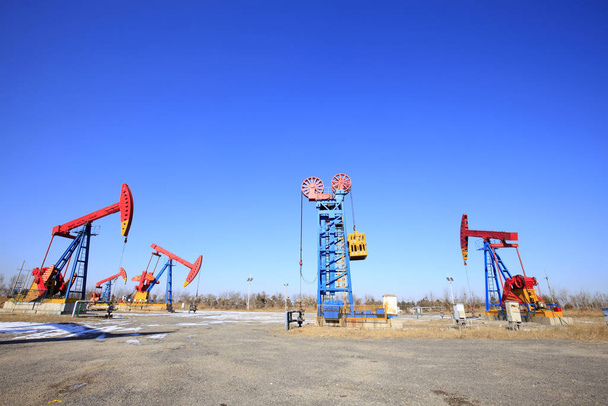 Campo de petróleo cena
 - Foto, Imagem