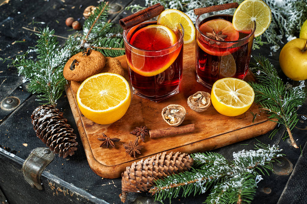 Forralt bor, hagyományos karácsonyi forró ital az asztalon . - Fotó, kép