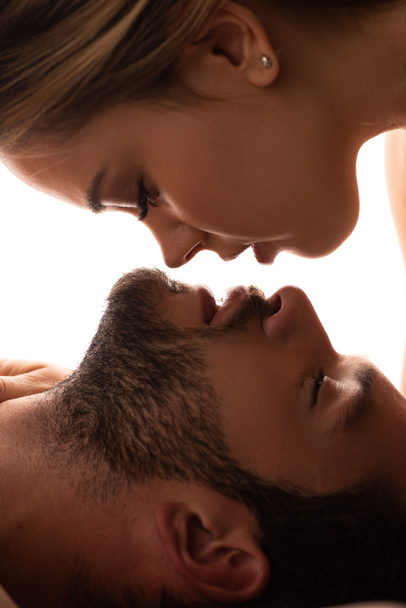 zblízka krásné něžné pár chystá políbit, izolované na bílém - Fotografie, Obrázek