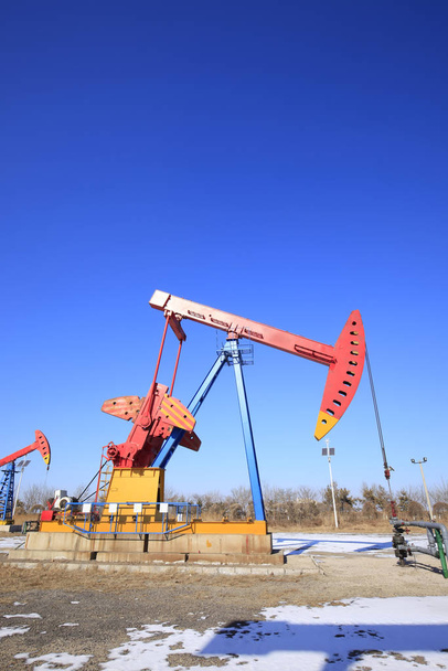 Campo de petróleo, bomba de óleo no trabalho
 - Foto, Imagem
