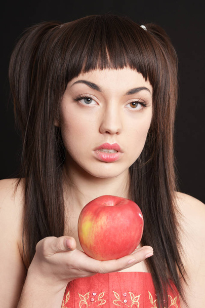 リンゴと美しい若い女性の肖像 - 写真・画像