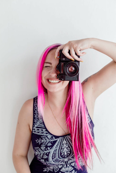 valokuvaaja tyttö vaaleanpunaiset hiukset valokuva ampua kameralla 1
 - Valokuva, kuva