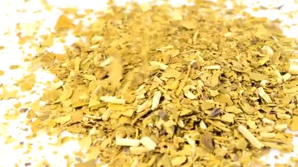 szárított matt tea a kapcsolóasztalon - Felvétel, videó