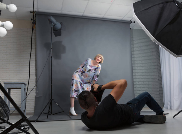 Photographer works with a client in the studio - Foto, immagini