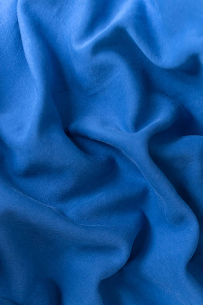 Блакитна текстура фону. Текстильна тканина, забарвлена тенденцією класичного синього кольору 2020 року. Класичний блакитний колір пантону. Поверхнева глибина, вибірковий фокус. - Фото, зображення