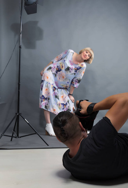 Photographer works with a client in the studio - Foto, Imagem