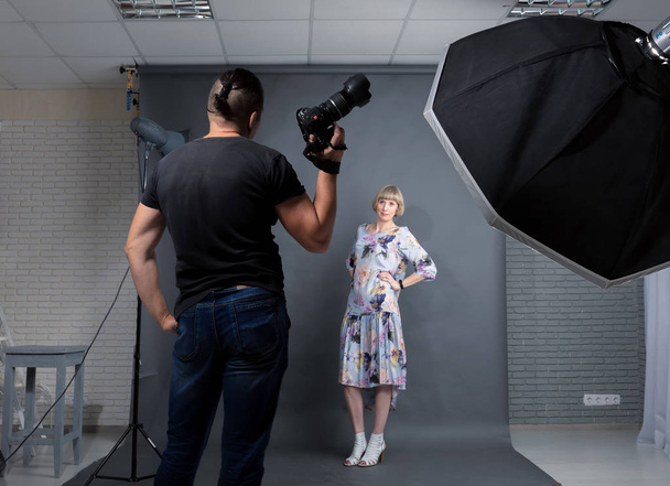 Photographer works with a client in the studio - Φωτογραφία, εικόνα