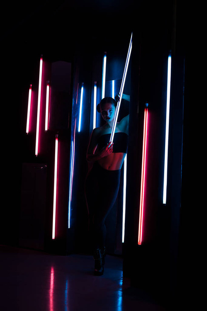 Szczupła kobieta z lampą neonową - Zdjęcie, obraz