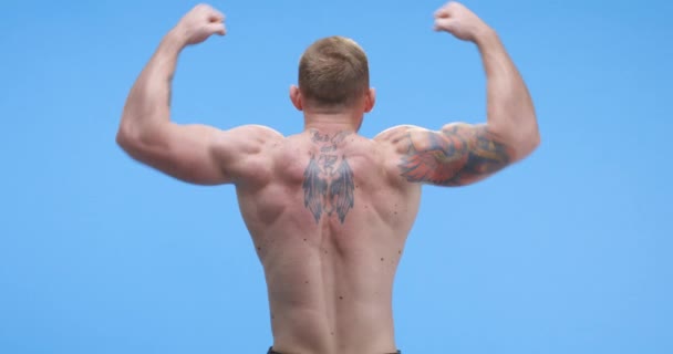 Buff Mann beugt seine Arme vor - Filmmaterial, Video