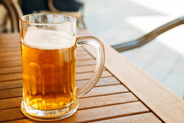 Холодное пиво на деревянном столе
 - Фото, изображение