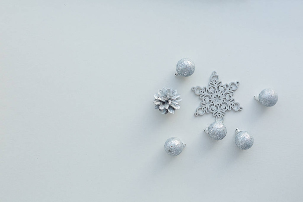 Christmas composition. Christmas decorations painted silver in c - Foto, afbeelding