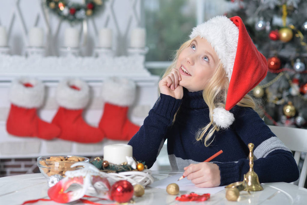 Beautiful cute happy  girl writing letter to Santa  - Foto, Imagen