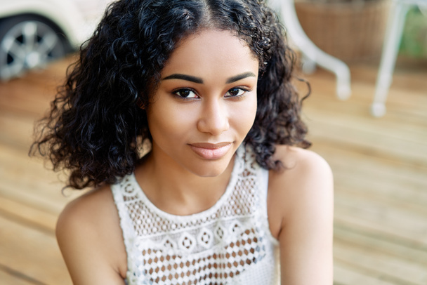 Retrato de la joven modelo femenina afroamericana hermosa sonriendo al aire libre. concepto de belleza mujer
  - Foto, Imagen