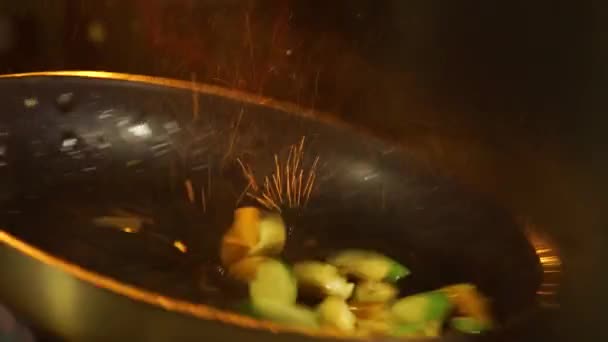 Chef Frying vegetables on fire throwing them in a frying pan - Imágenes, Vídeo