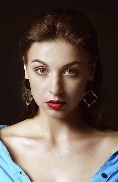 Glamour portrait of beautiful woman model brunette with fresh daily makeup. Fashion shiny highlighter on skin, sexy gloss lips make-up and dark eyebrows. - Φωτογραφία, εικόνα