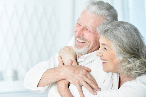 Primer plano de alegre pareja de ancianos en casa
  - Foto, Imagen