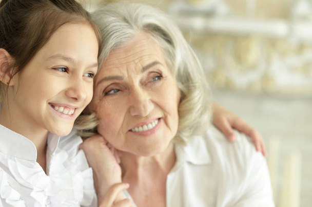 Abuela con su linda nieta sonriendo
  - Foto, imagen