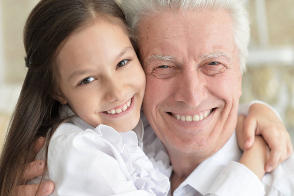 Boldog idős férfi aranyos unokával - Fotó, kép