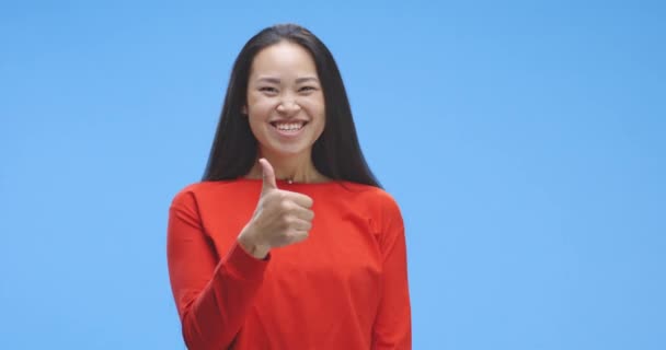 Jonge vrouw geeft duimen op - Video