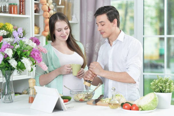 mari heureux et femme cuisine ensemble dans la cuisine  - Photo, image