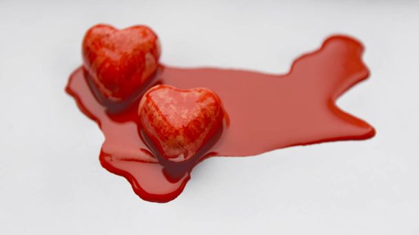 dos corazones rojos en pintura roja como sangre
 - Foto, Imagen