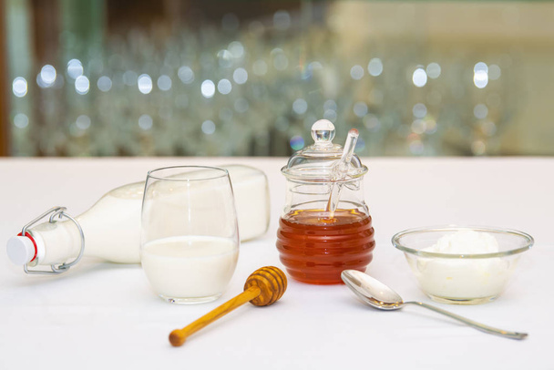 φρέσκο γάλα και γιαούρτι με ένα βάζο μέλι - Φωτογραφία, εικόνα