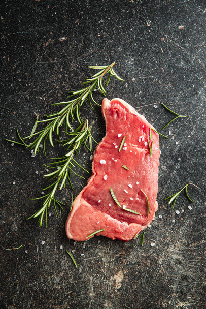 Raw veal schnitzel. Raw meat and rosemary - Foto, Bild